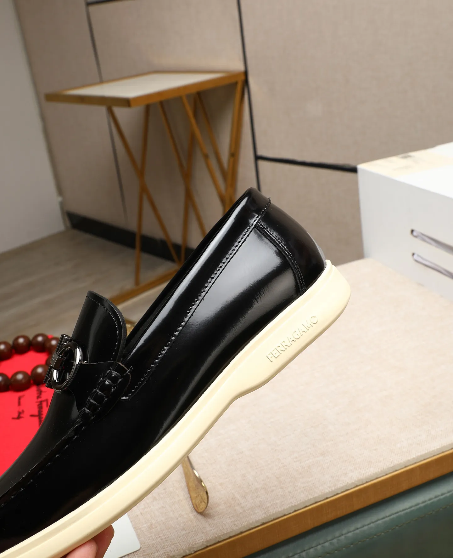 Men's shoes 💰580 📛📛(water-dyed cow lining) Salvatore Ferragamo high-end (Salvatore Ferragamo) is the top international luxury footwear brand. It comes from the fashion kingdom of Italy. It is famous all over the world for its traditional handmade design and novel styles... 🚶🏻🚶🏻New suit shoes are available simultaneously at the counter. This style is purely handmade. The fabric is imported Italian calfskin➕Soft water-dyed cowhide lining. Original authentic outsole🌀🌀Size: 38➖44 (45 46 customized)